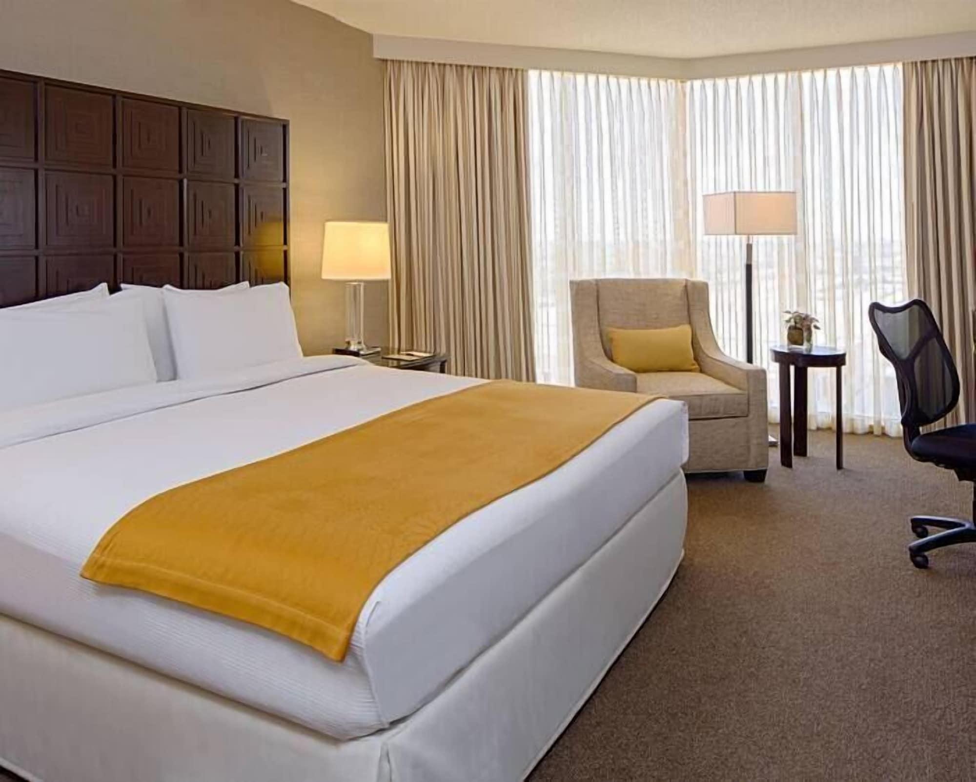 Doubletree By Hilton Hotel Houston Greenway Plaza Esterno foto