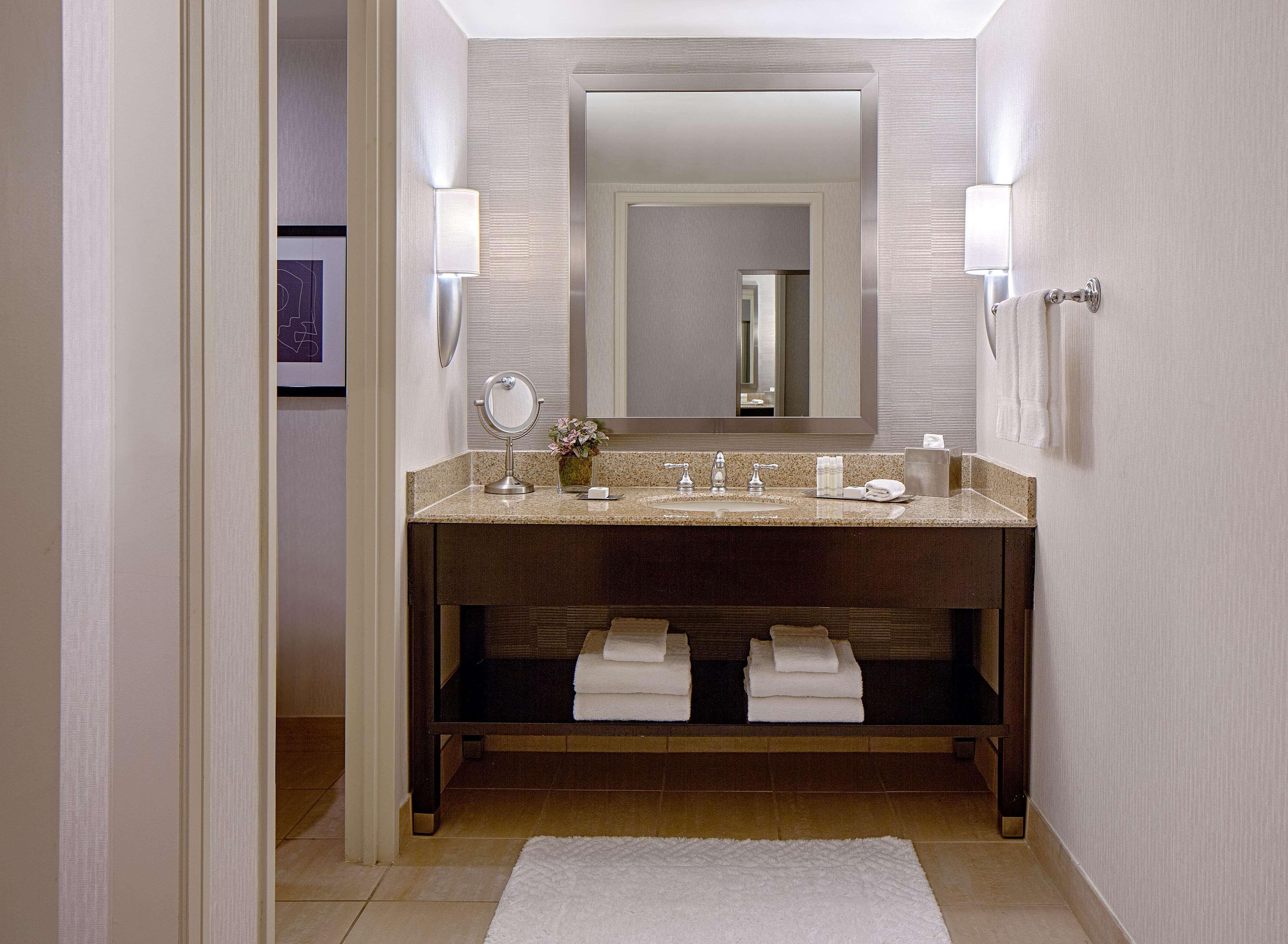 Doubletree By Hilton Hotel Houston Greenway Plaza Esterno foto