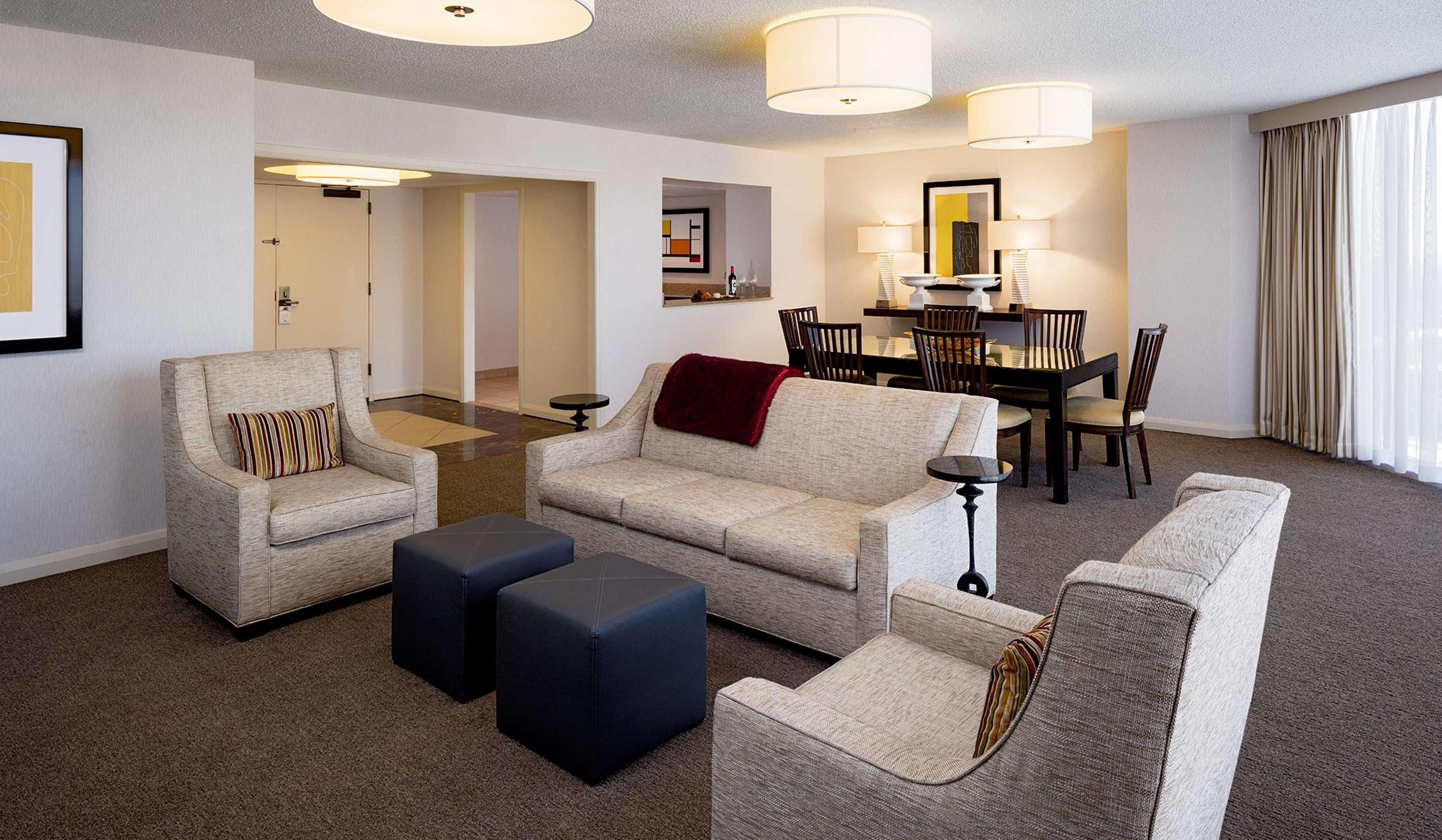 Doubletree By Hilton Hotel Houston Greenway Plaza Esterno foto