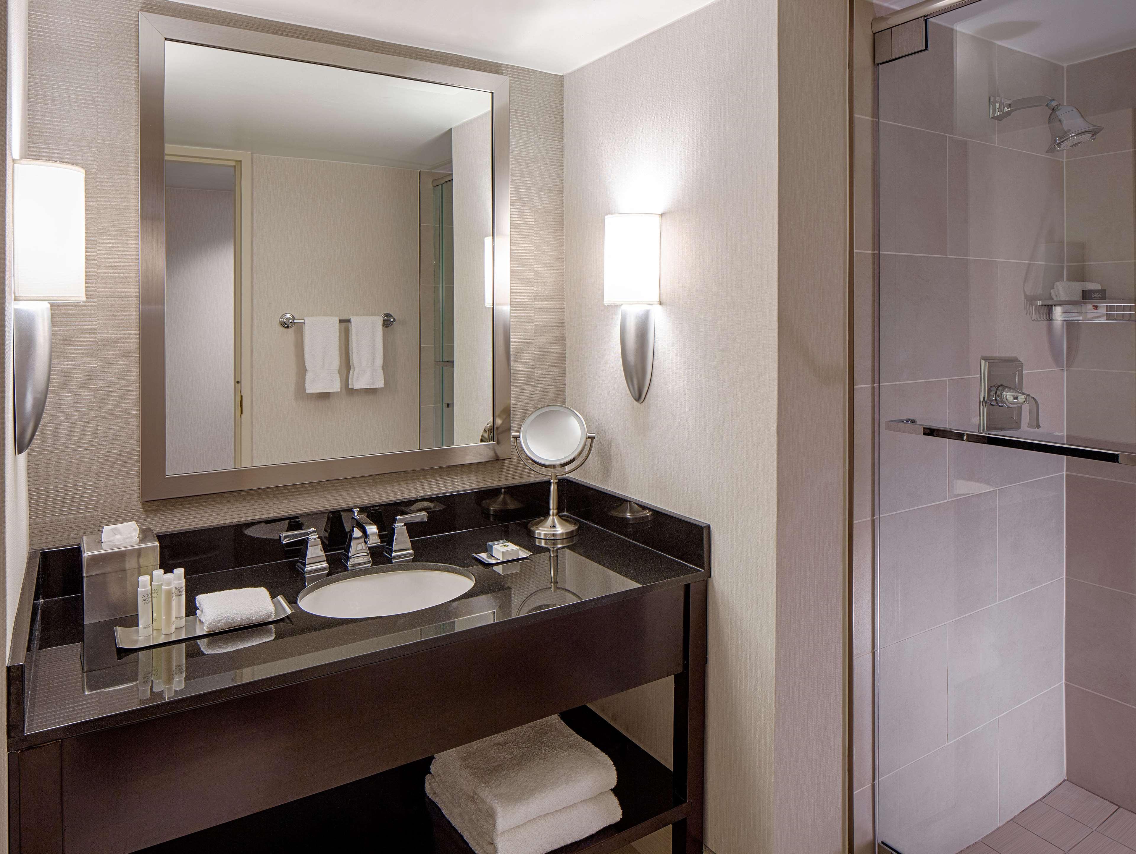 Doubletree By Hilton Hotel Houston Greenway Plaza Esterno foto
