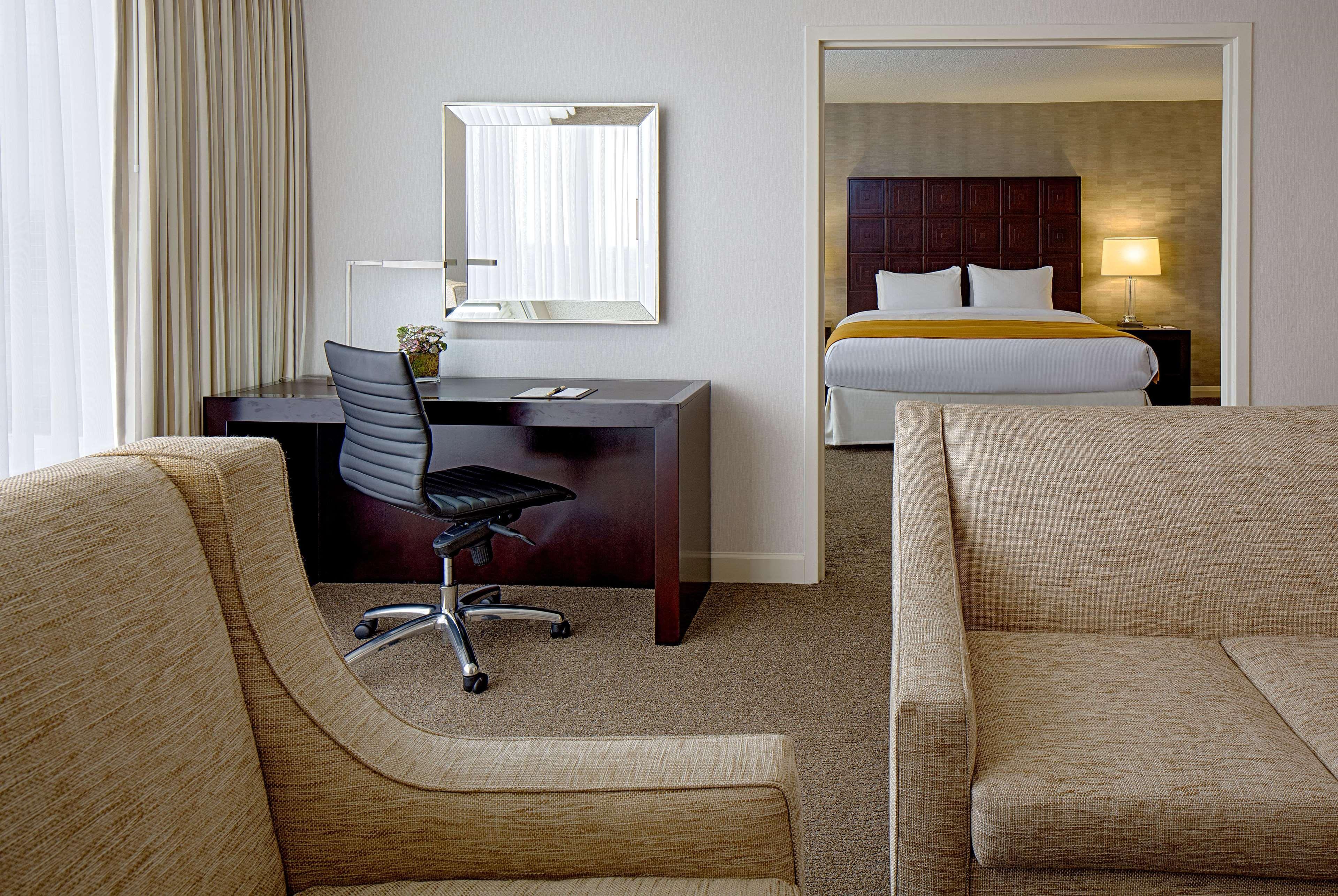 Doubletree By Hilton Hotel Houston Greenway Plaza Esterno foto