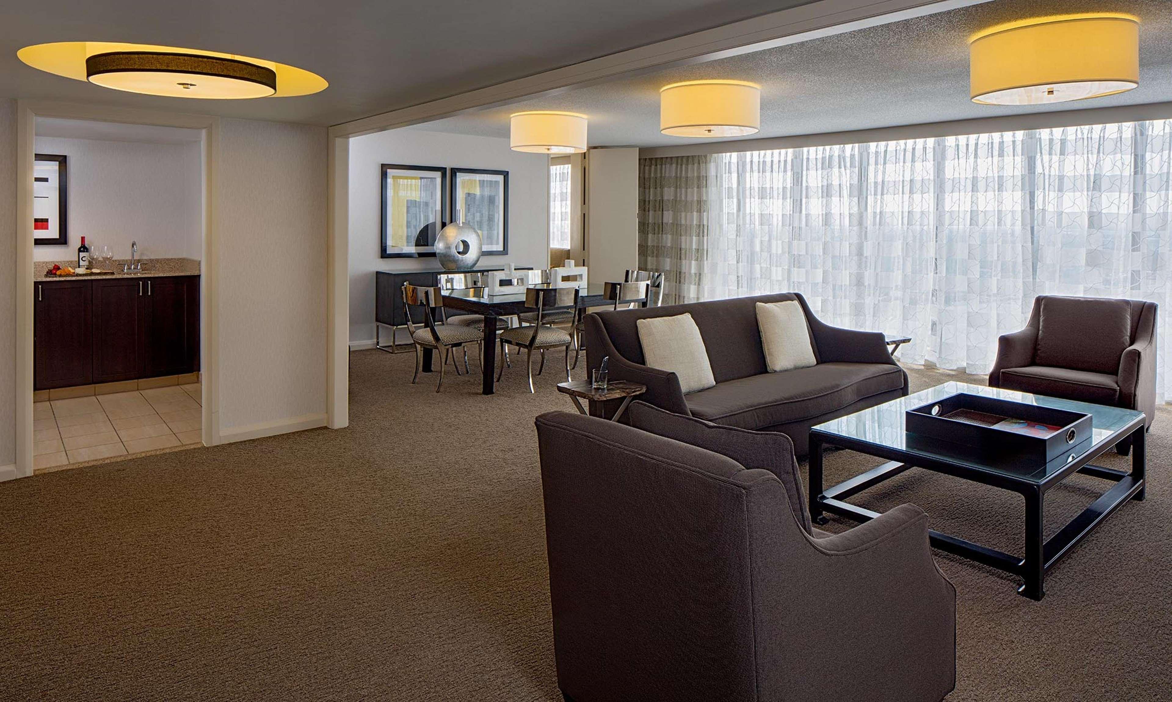 Doubletree By Hilton Hotel Houston Greenway Plaza Esterno foto